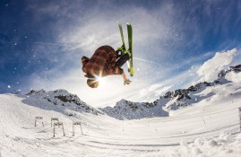 电子竞技娱乐平台-库里在澳大利亚队比赛中惊险取胜，突破纪录引发热议！